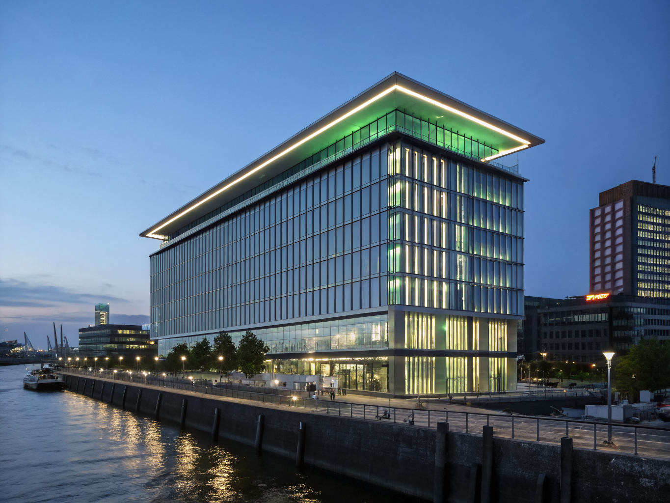 Moderne Architektur des Bürogebäudes von Perfect Media Solutions in der Hoheluftchaussee Hamburg